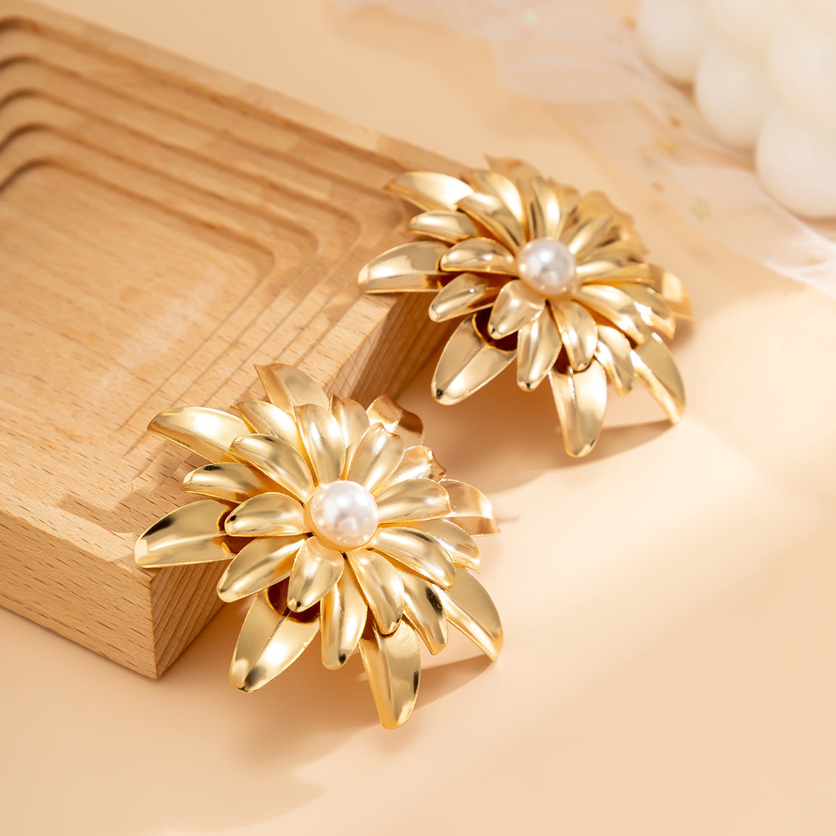 Chrysanthemum gold pearl earrings