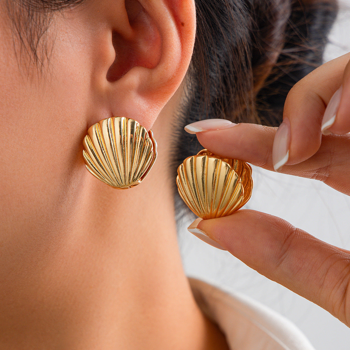 Double sided shell-shaped gold nugget earrings