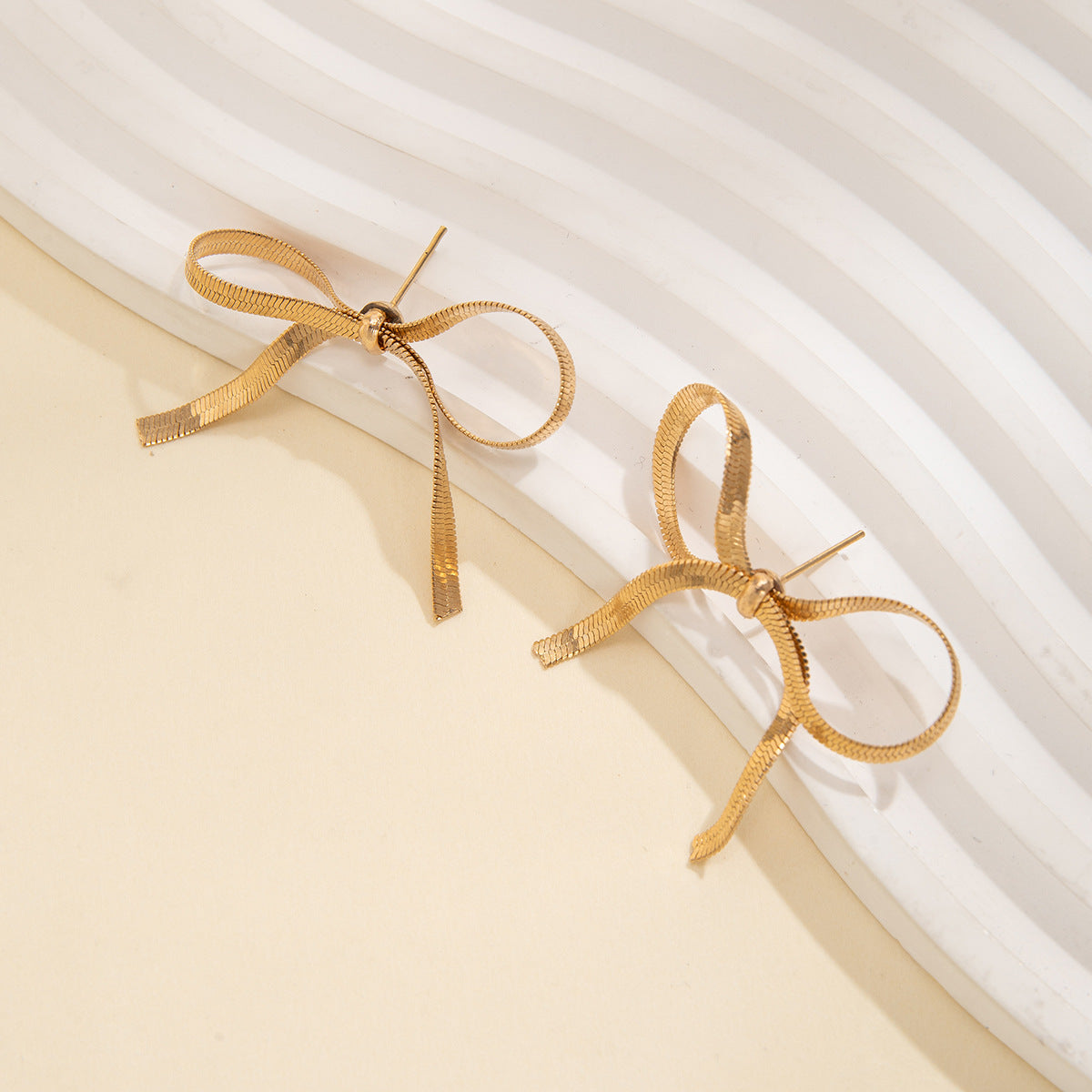 Elegant bow earrings