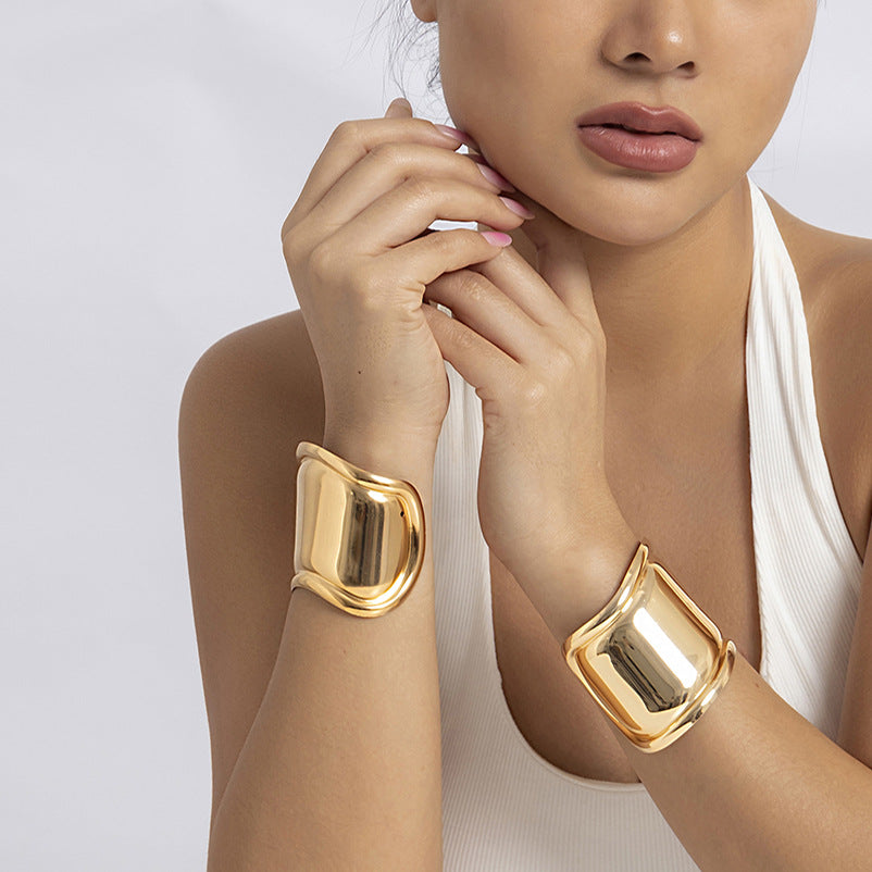 Retro Smooth Gold Bracelet For Woman